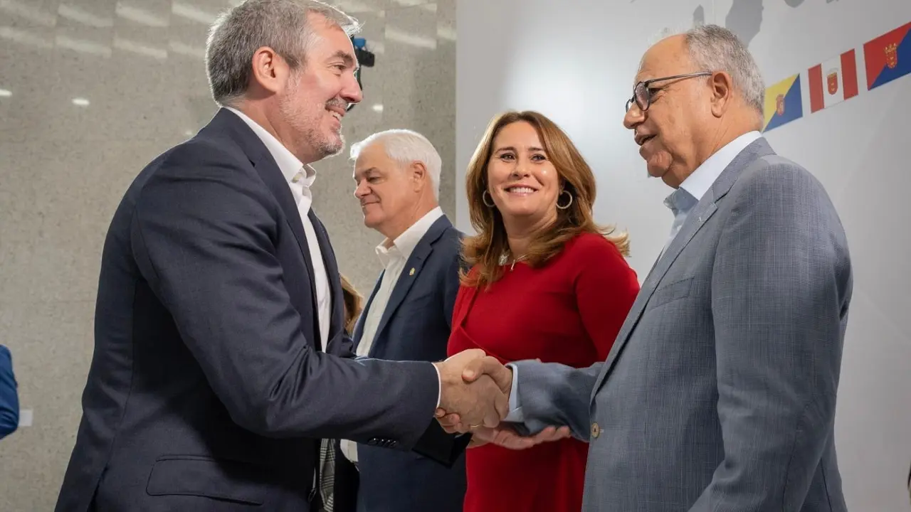 Casimiro Curbelo y Fernando Clavijo en la II Conferencia de Presidentes
