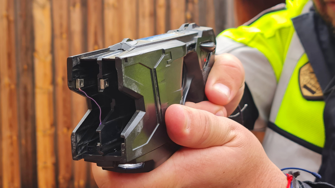 Taser Arona(3)