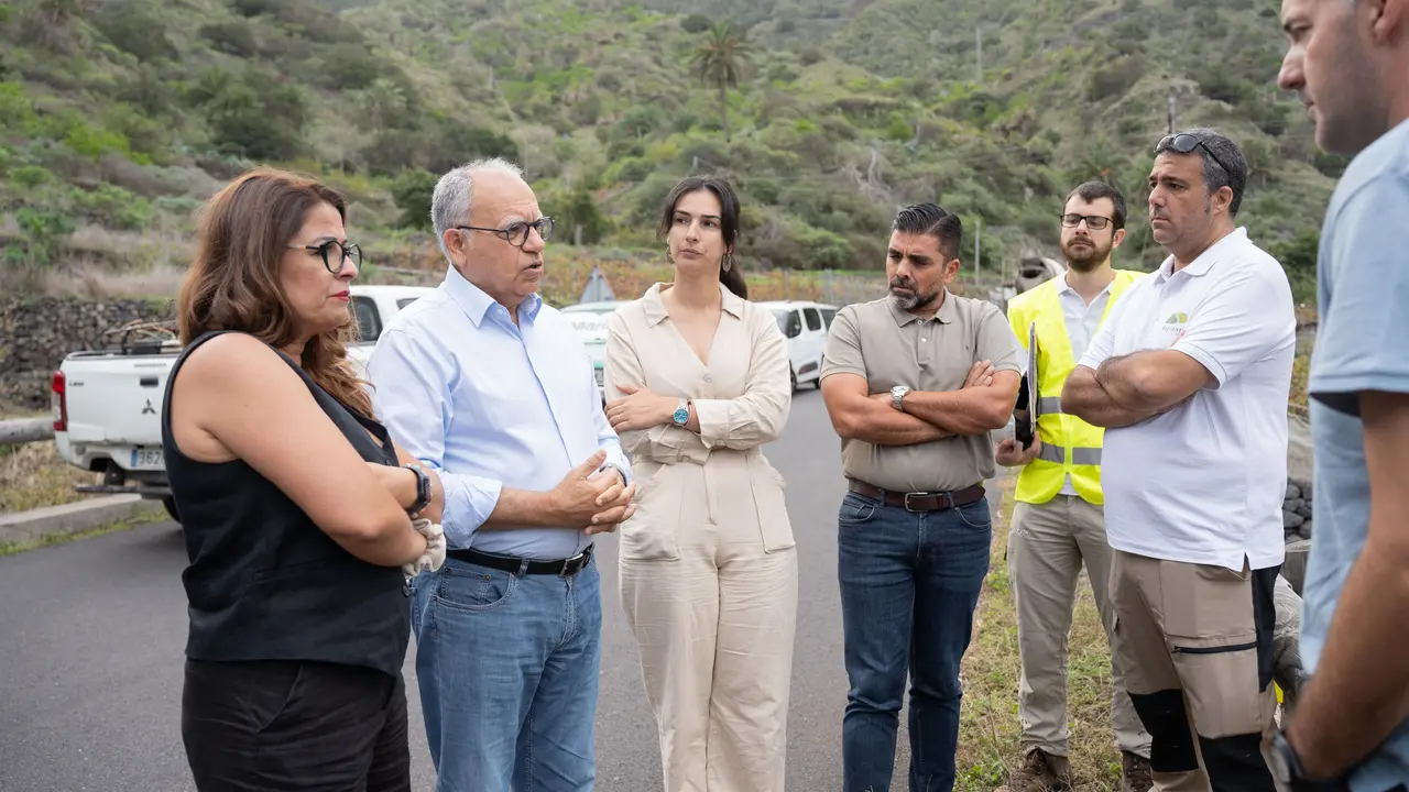 Visita de Casimiro Curbelo a las ca&ntilde;as del barranco de Hermigua.