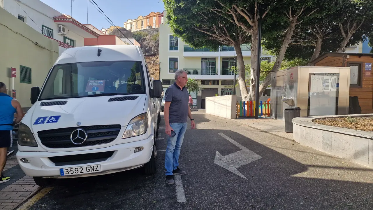 Jorge Baute, concejal de Transporte, en la parada de la plaza de Teror.
