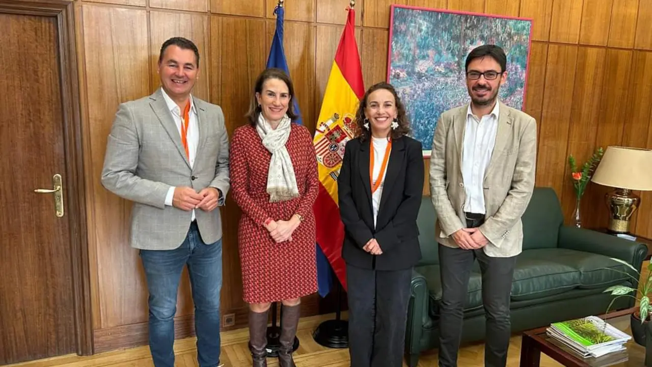 Olivia Delgado y Andr&eacute;s Mart&iacute;nez, en la visita en el Ministerio de Transici&oacute;n Ecol&oacute;gica