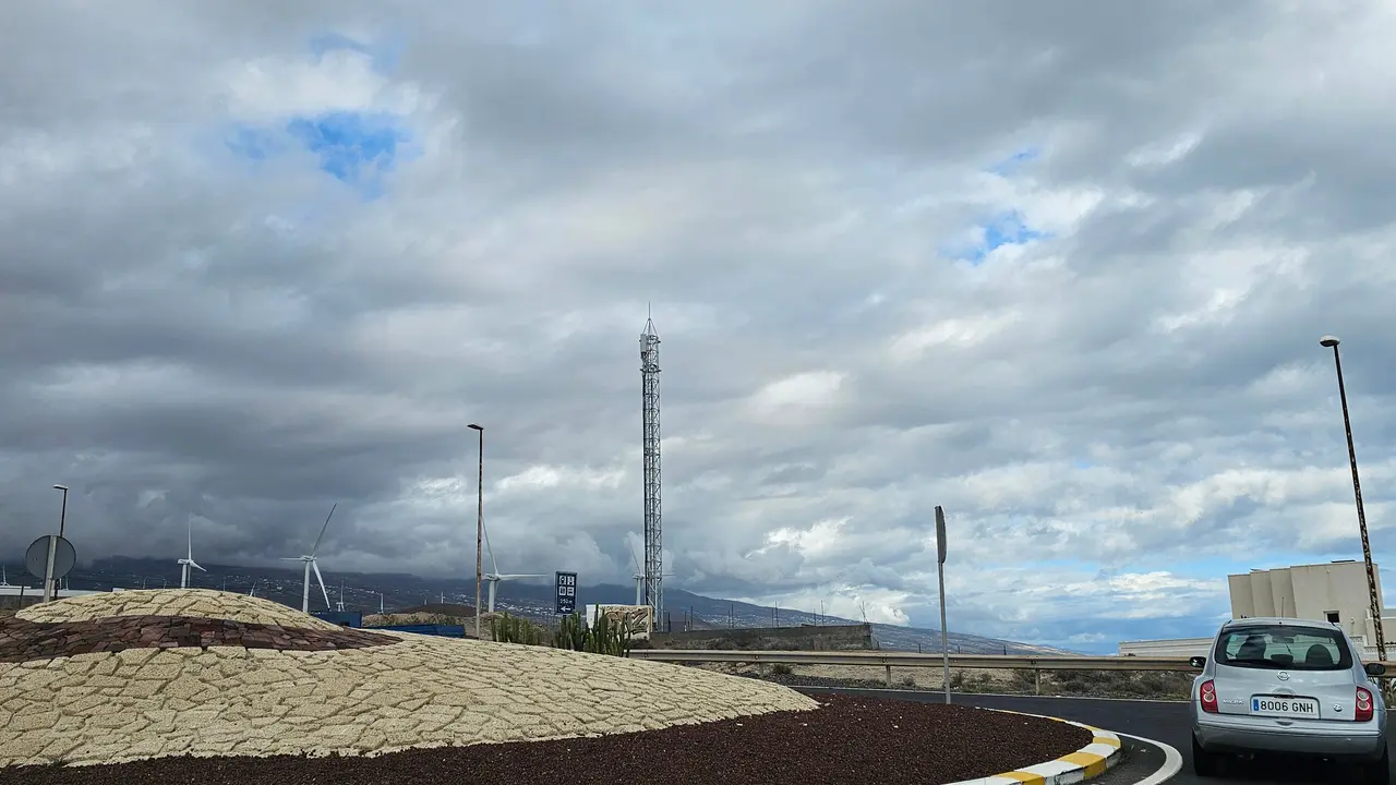 La nueva torreta de comunicaciones, en el centro,  del Por&iacute;s de Abona., / Norchi