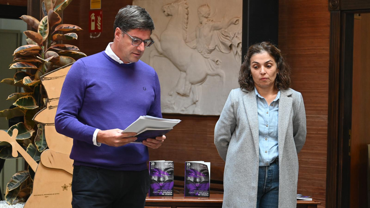 El alcalde nombrando a los ganadores del V Concurso de Microrrelatos Violencia de G&eacute;nero