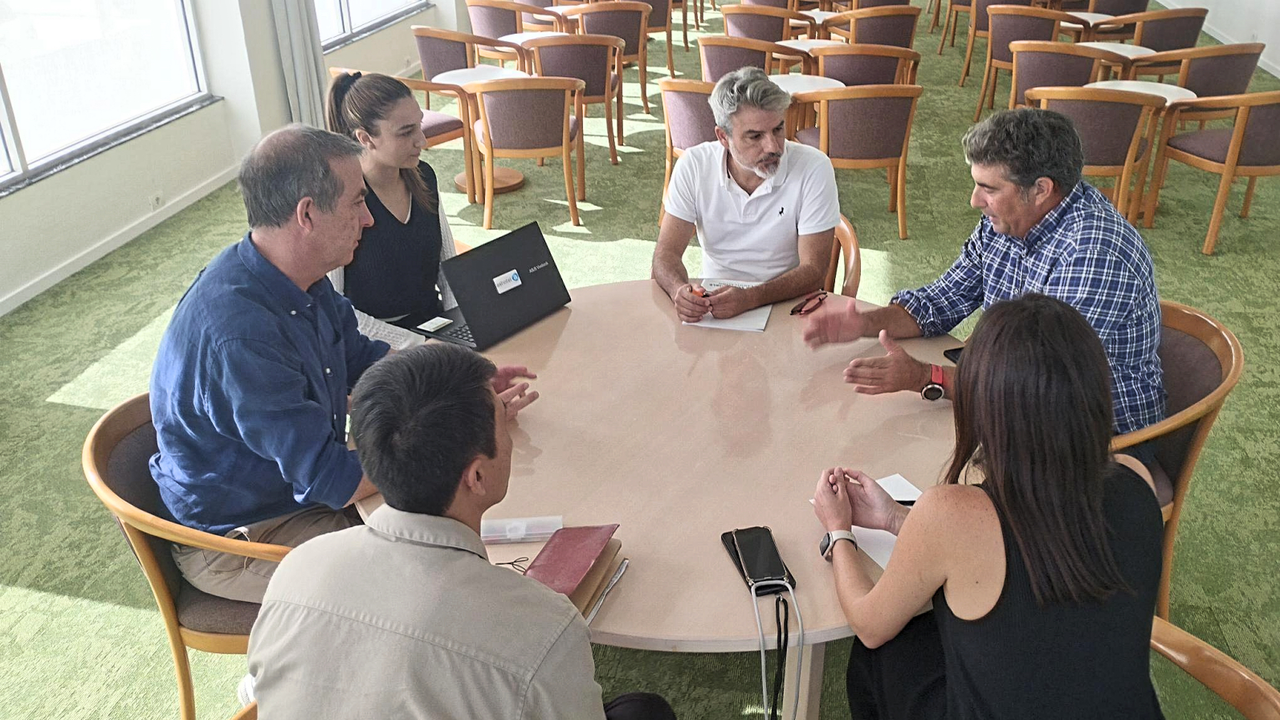 El concejal de Ciudad Sostenible durante la reuni&oacute;n celebrada con Ashotel (I)(1)