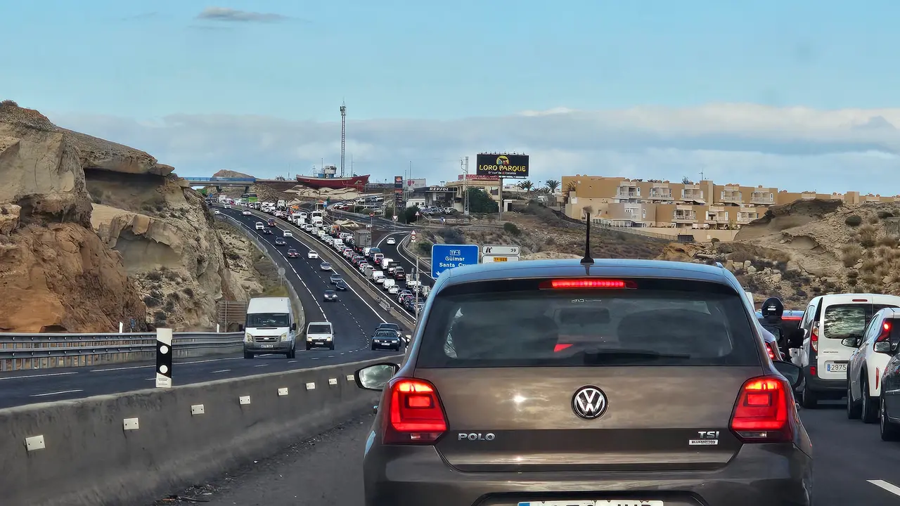 Miles de coches en pleno colapso en la TF1, a la altura del Por&iacute;s. / Norchi