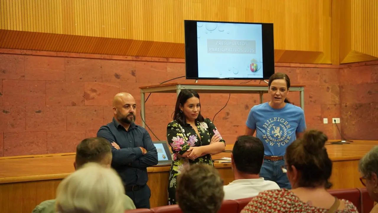 La alcaldesa explica los Presupuestos Participativos en La Camella