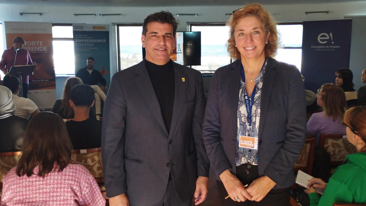 El concejal de Empleo, Alberto Cabo, y la directora de la C&aacute;mara, Lola P&eacute;rez, durante la presentaci&oacute;n de la Feria El Norte emprende (I)(1)