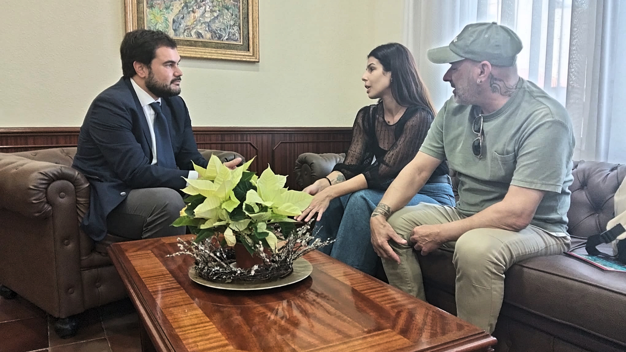 Leopoldo Afonso recibe a la repostera Priscila Medina at 12
