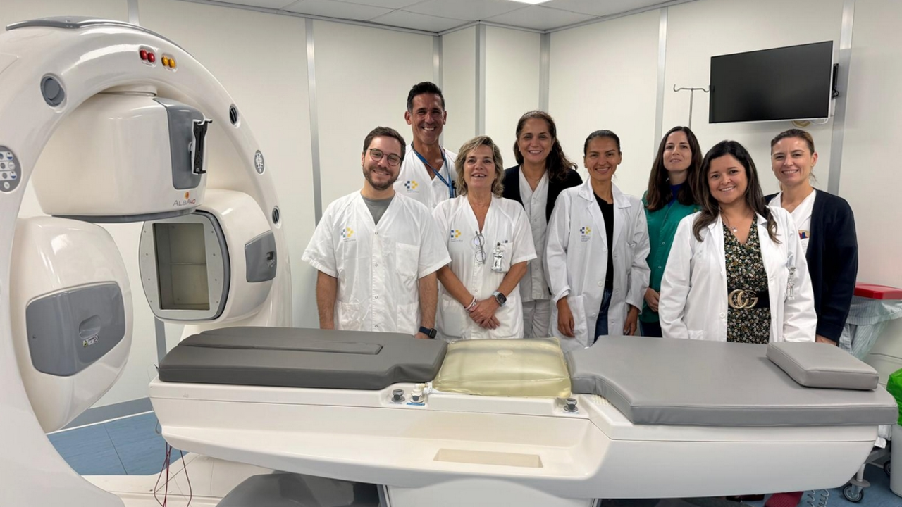 La aronera Laura Ferrera Alay&oacute;n, con el equipo del Negr&iacute;n. la tercera por la derecha, de verde.