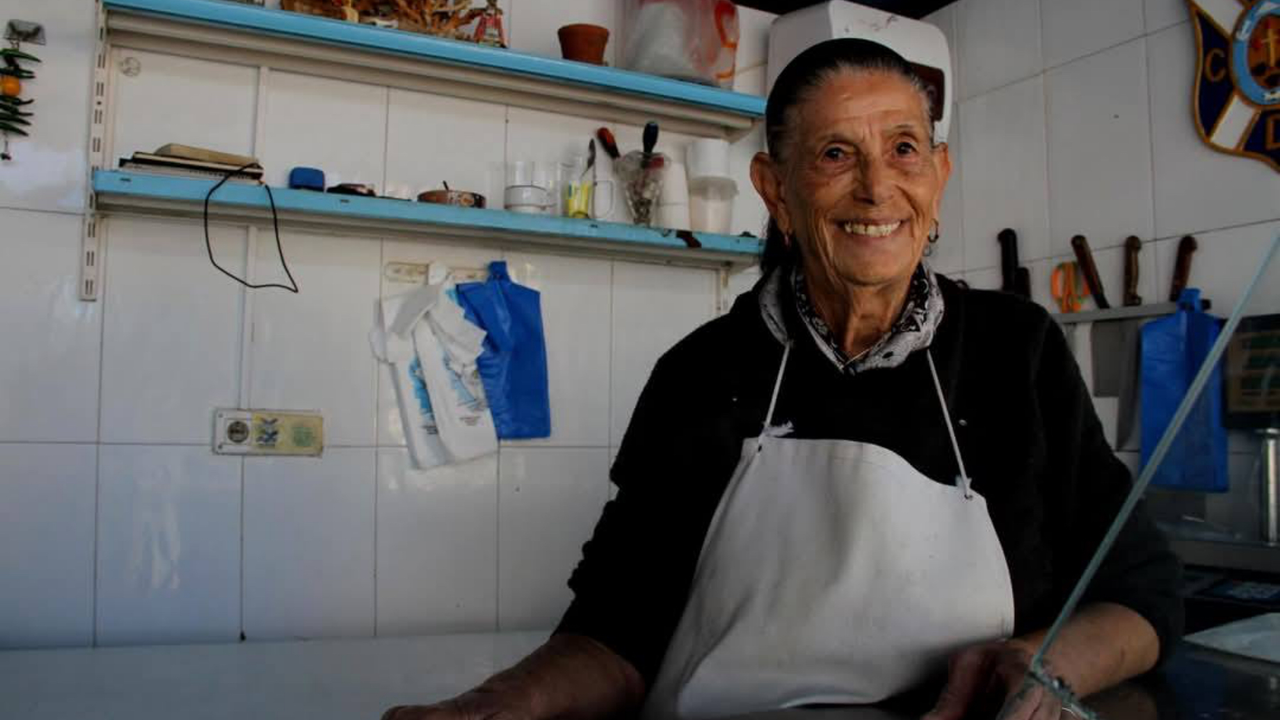 Yaya en su puesto de venta de pescados en Los Cristianos. Foto: Mercedes Melendez