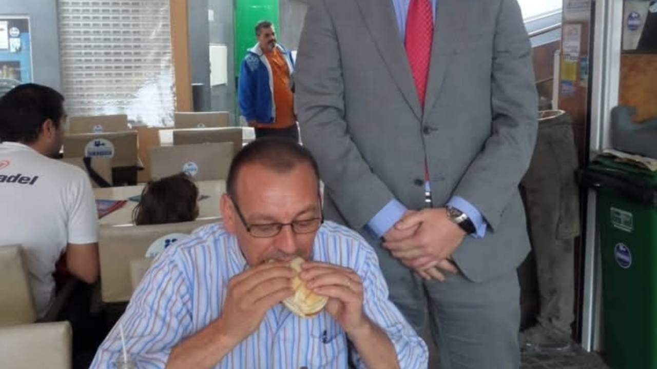 Calos Magdalena se come un bacata ante la atenta vigilancia de su guardaespaldas.411(1)