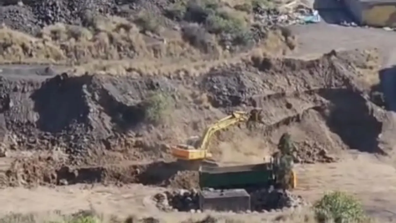 Imgaen que demuyestra quye no se "!aplia" tierra sino que se extrae y se transportecantera precintada trabajos