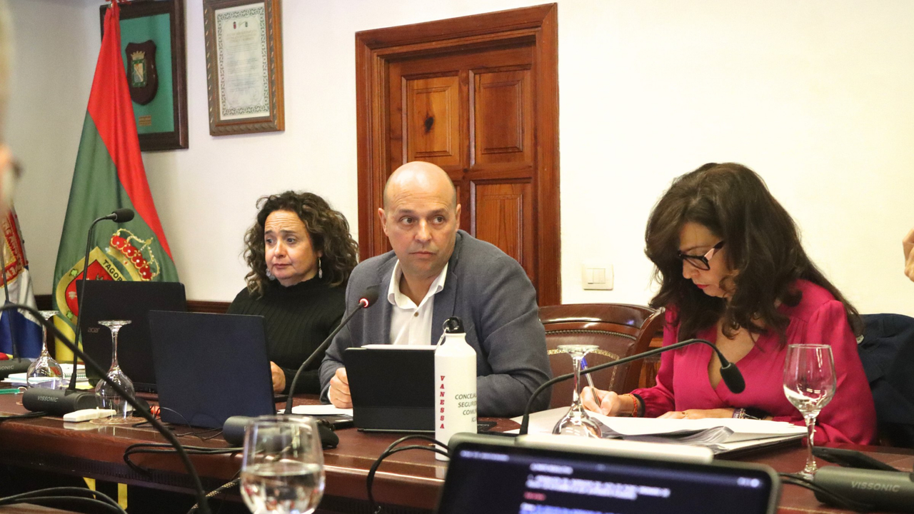 Eduardo D&aacute;vila en una sesi&oacute;n plenaria en Tacornte ( 1)