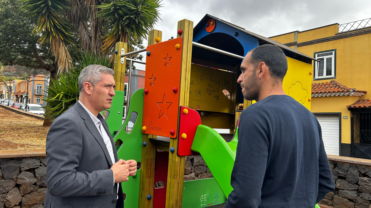 El concejal Fran Hern&aacute;ndez en el parque infantil Las Gavias