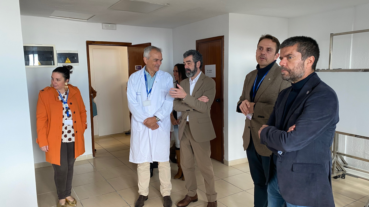 Rafael Mart&iacute;n, Nayra Garc&iacute;a y Francisco Javier Garc&iacute;a observan una de las nuevas aulas de la Escuela de Enfermer&iacute;a del Hospital La Candelaria(1)