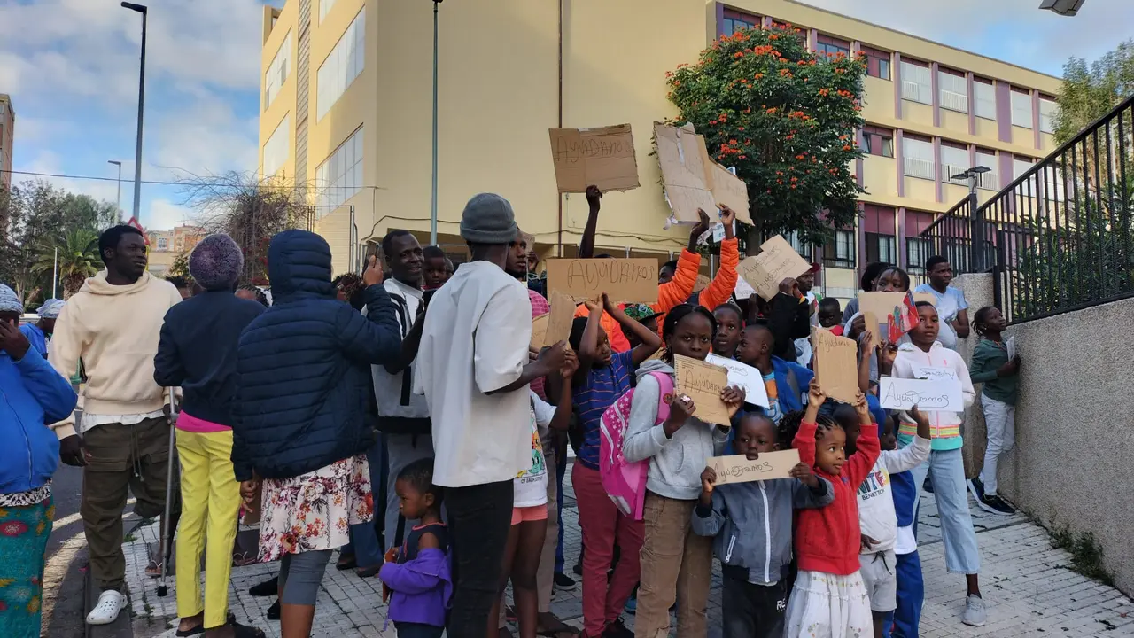 Los migrantes de la antiua prision de Benito P&eacute;rez Armas piden ayuda en la Polic&iacute;a Nacional.