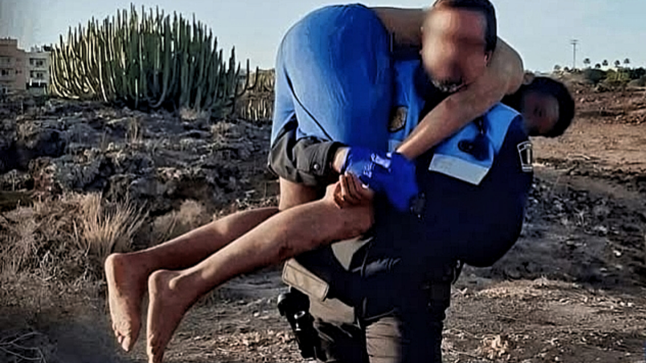 La Polic&iacute;a Local de Arona carga al turista herido tras ser atracado2(1)