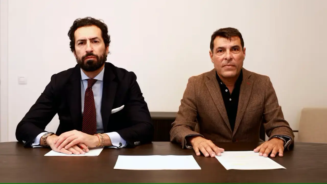 Alejandro Morales Mansito, durante el comunicado junto al abogado de la FITF