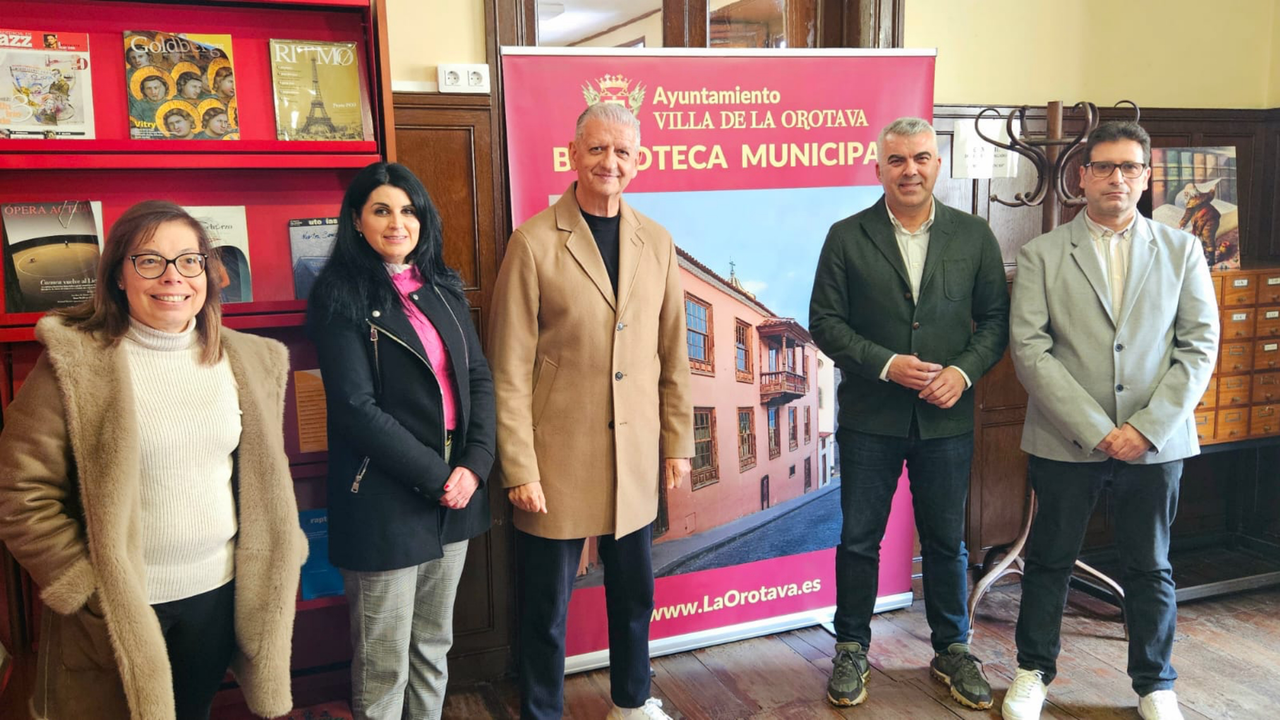 presentaci&oacute;n, alcalde y concejal al centro, y trabajadores del centro