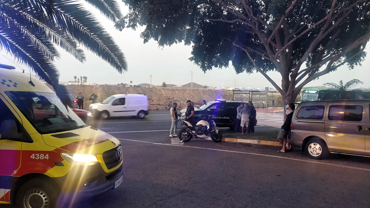 Policias y ambulancia en el lugar del accidente 2025-02-07-19-08-51(1)