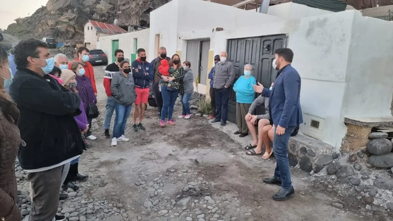 Airam Puerta, alcalde entonces, comunica el desalojo los vecinos en marzo de 2021.