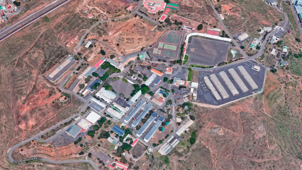 Vista a&eacute;rea de las instalaciones militares en Hoya Fr&iacute;a.