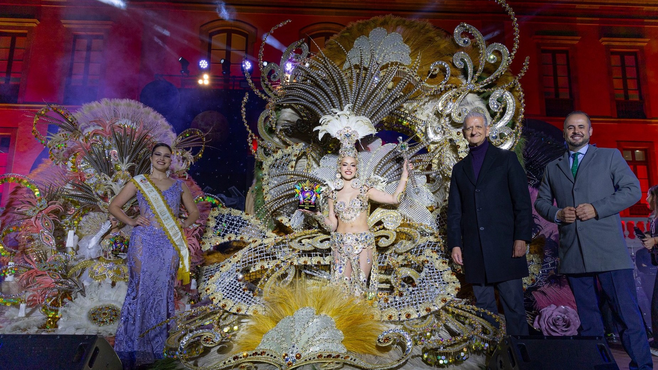 REINA CARNAVAL 2025 CON ALCALDE, CONCEJAL DE FIESTAS Y REINA DEL A&Ntilde;O 2024(1)