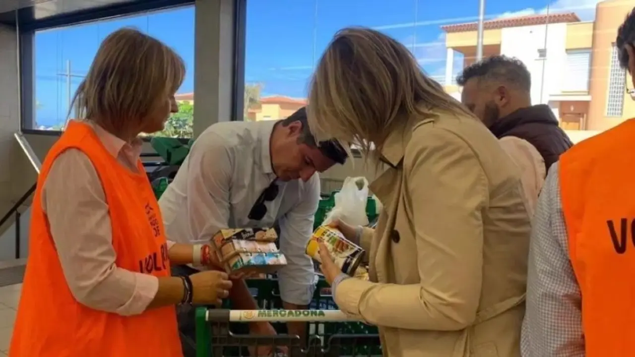 El propio alcalde, Emilio Navarro, particip&oacute; en la campa&ntilde;a de donativo por la DANA.
