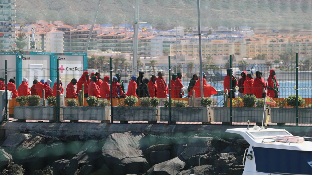 Llegada de un grupo de subsaharianos al Puerto de Los Cristianos