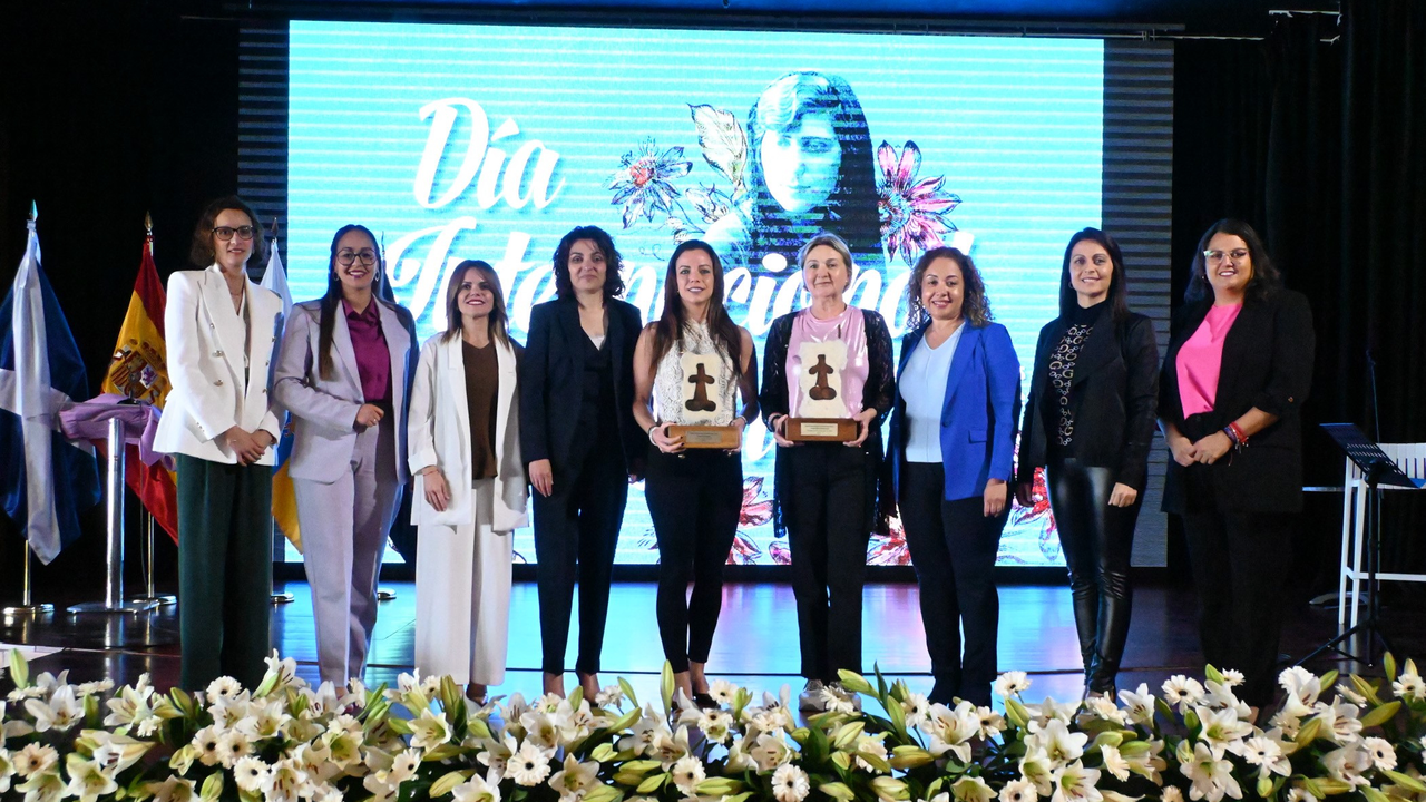 Foto entrega de detalles a las ganadoras de los premios(1)