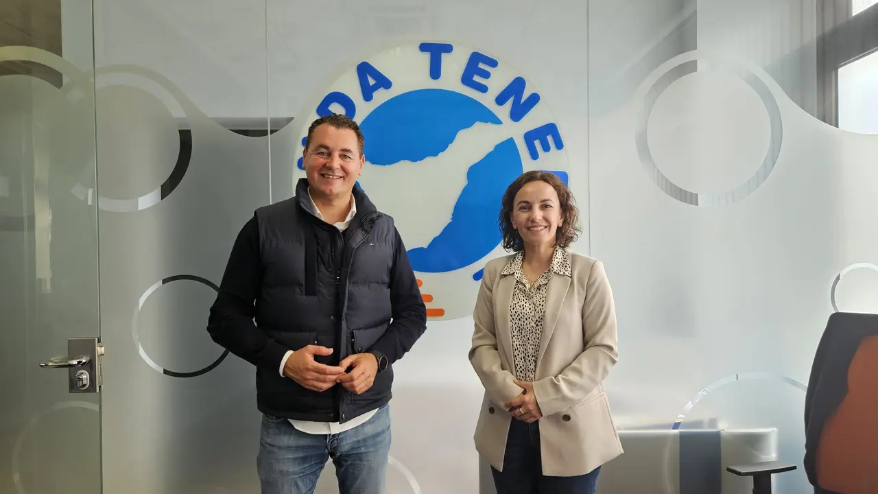 Andres Mart&iacute;nez y Olivia Dekgado, sonrientes, desmienten cualquier censura en Arico