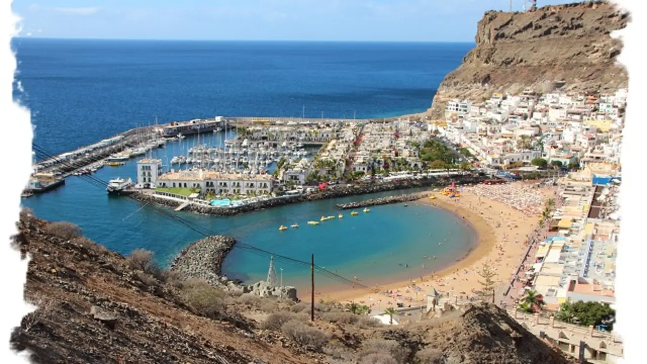 Puerto y playa de Mog&aacute;n, al sur de Gran Canaria