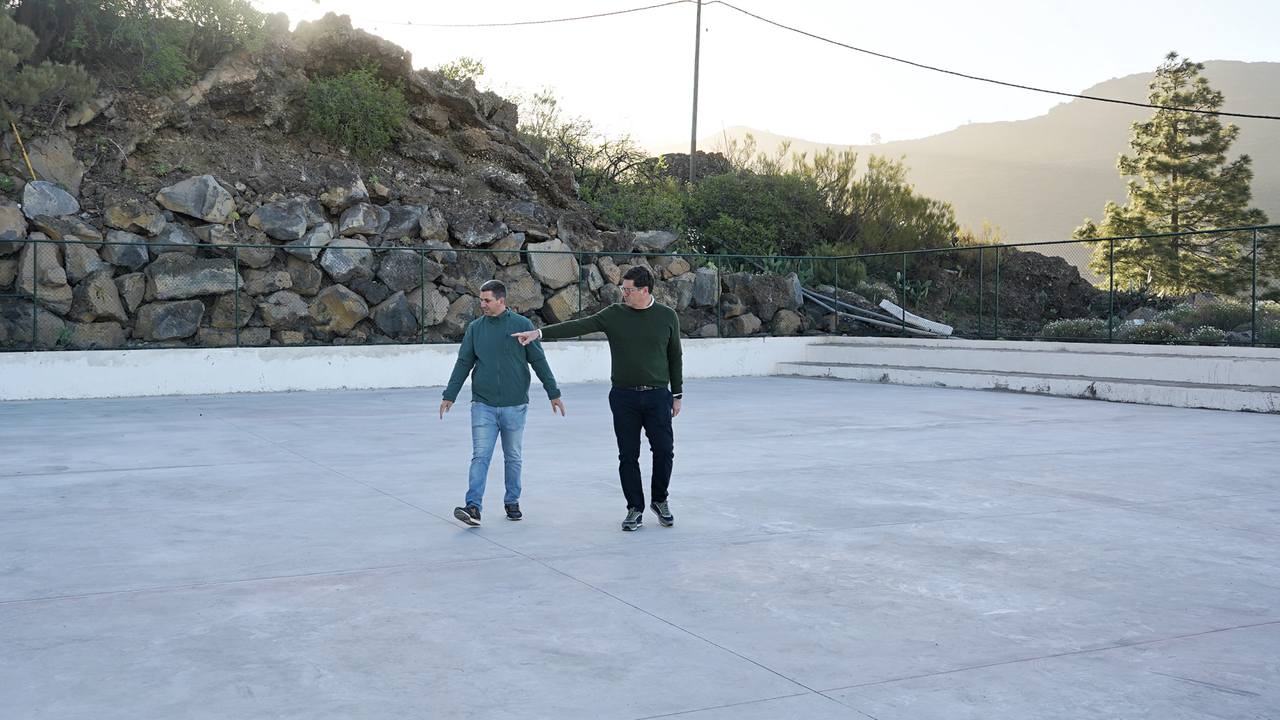 El alcalde y concejal de Deportes supervisando la solera antes del inicio de las obras(1)