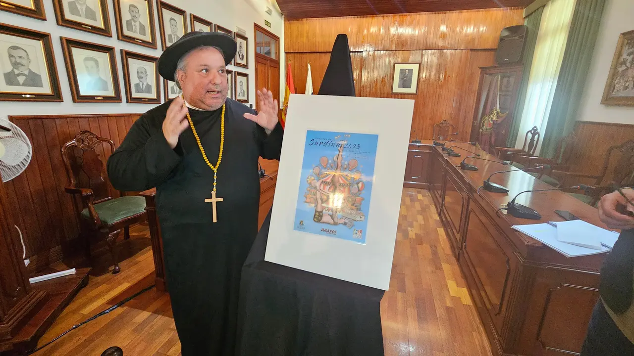 Arnaldo Flores, vestido de cura, ante el critico cartel presentado en el consistorio de Arafo. / Norchi