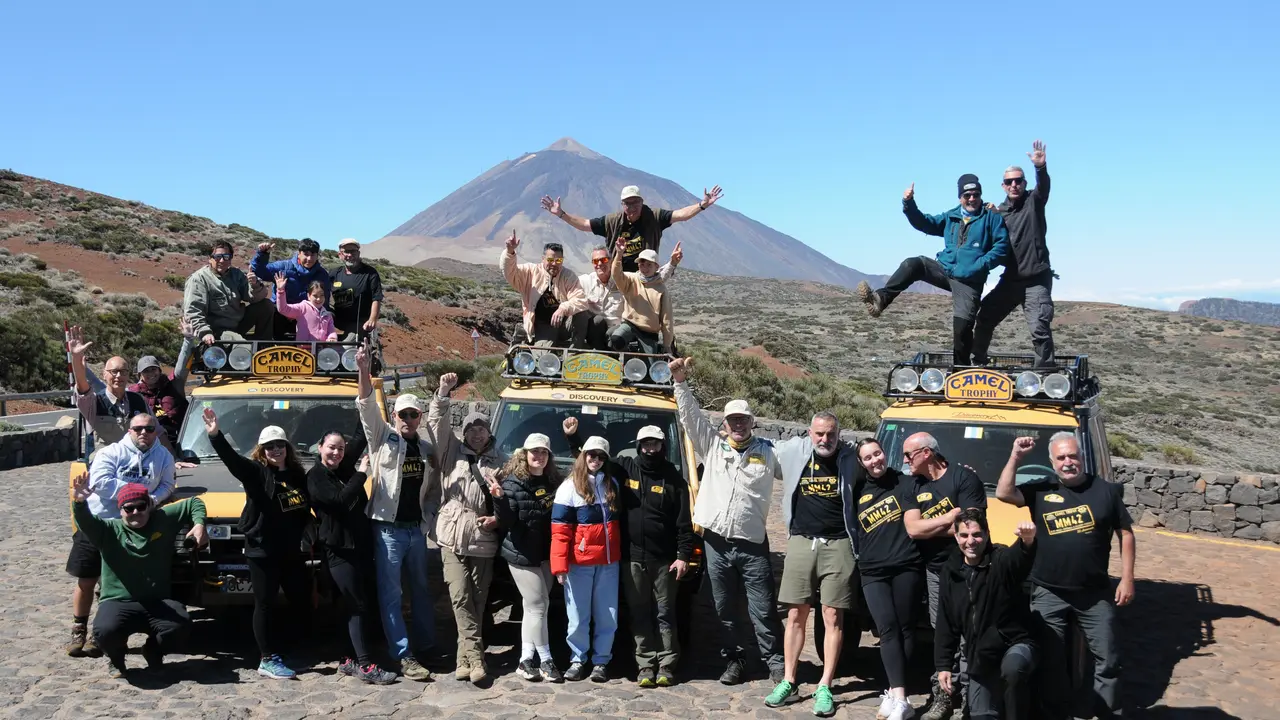 Parte de la familia canaria del Camel Trophy, en las faltas del Teide