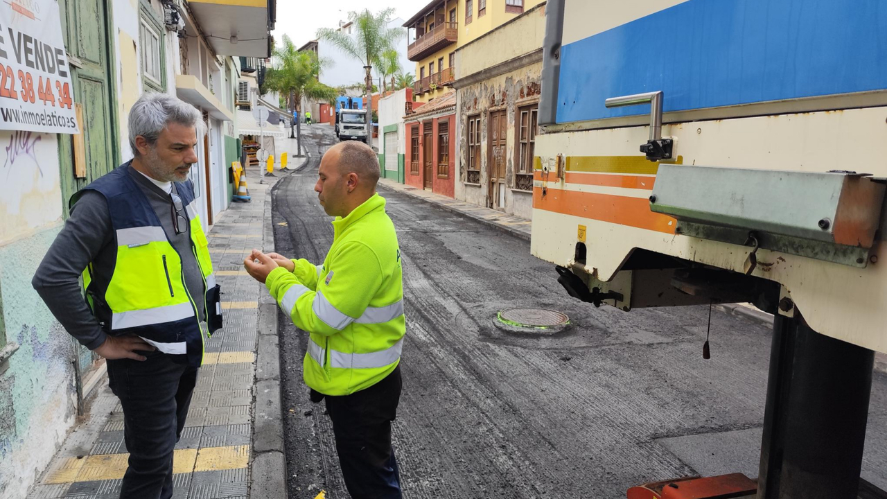 El edil David Hern&aacute;ndez visita las obras de asfaltado de la calle Teobaldo Power(1)