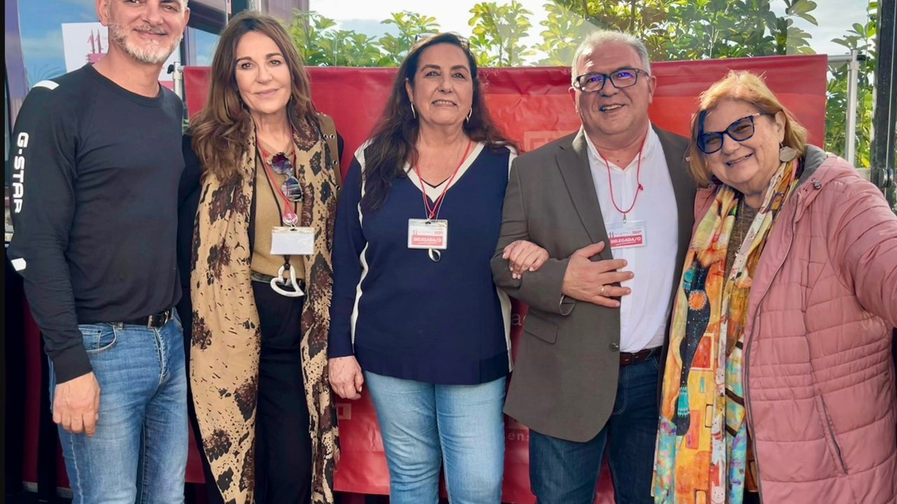 Flor Acosta (C) y Jos&eacute; Ram&oacute;n Barroso (CD) con representantes de la Federaci&oacute;n Estatal de ENse&ntilde;anza de CCOO(1)