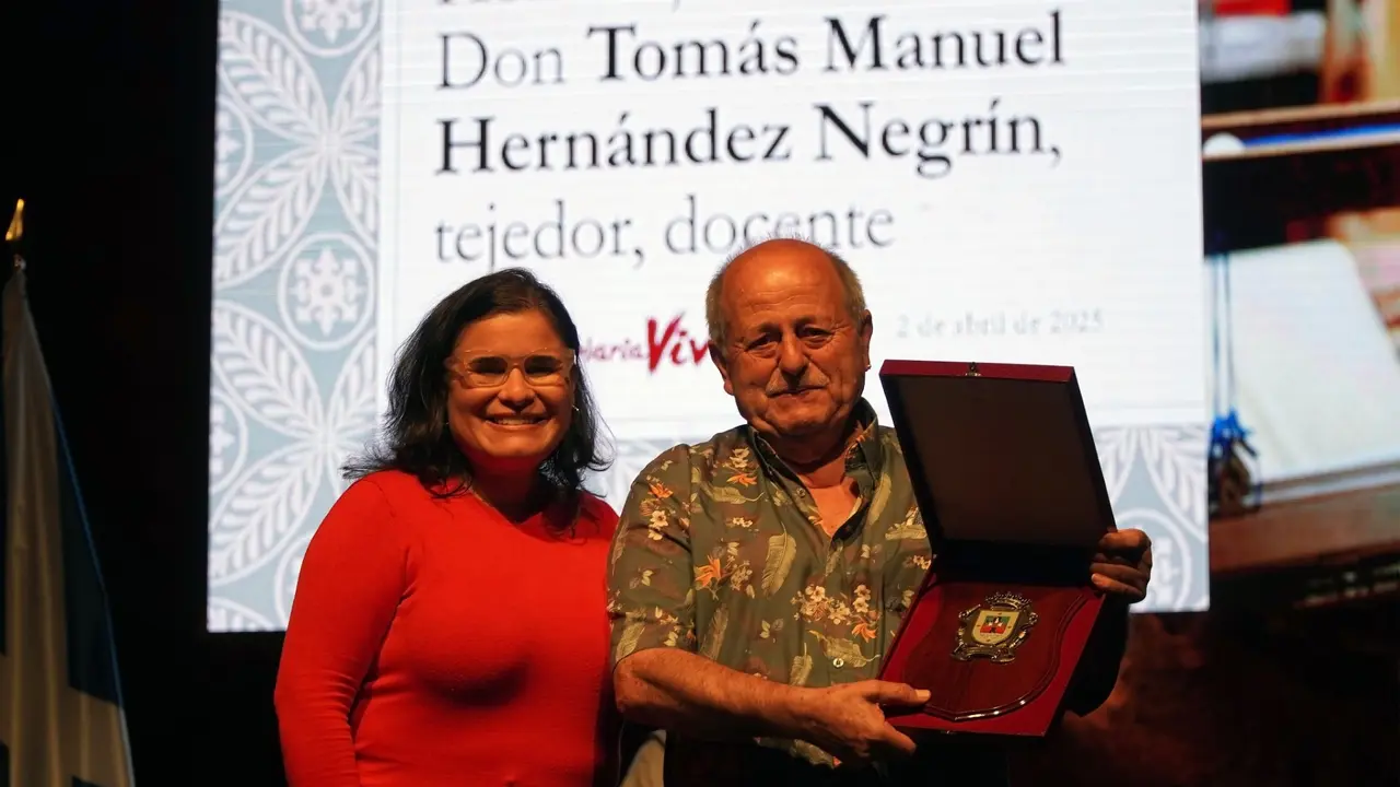 Mari Brito, junto al homenajeado