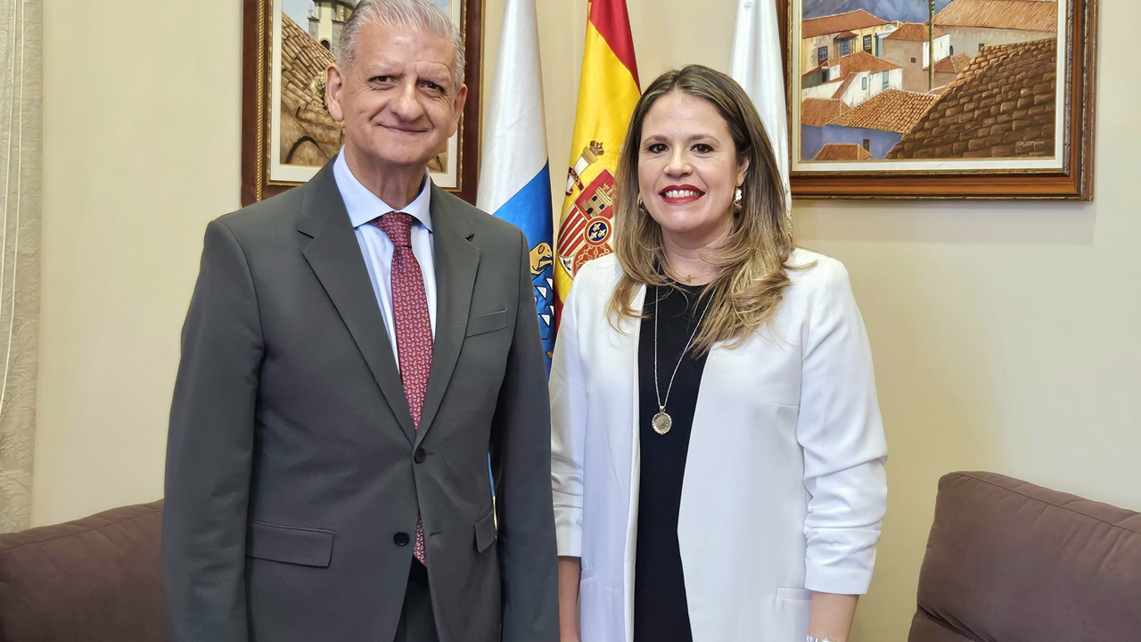 alcalde con Graciela P&eacute;rez Valencia