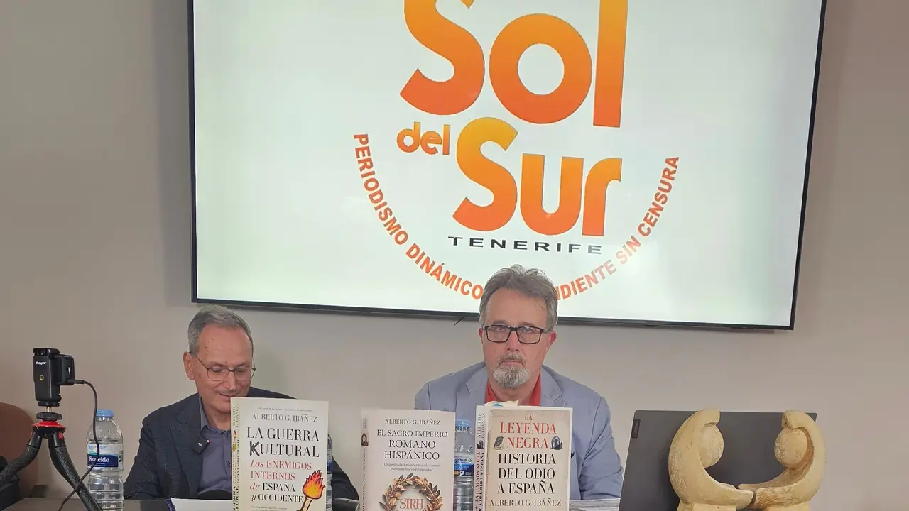 Carlos Le&aacute;&ntilde;ez y Alberto G. Iba&ntilde;aez, el mi&eacute;rcoles en el hotel Rever&oacute;n Plaza. / Norchi