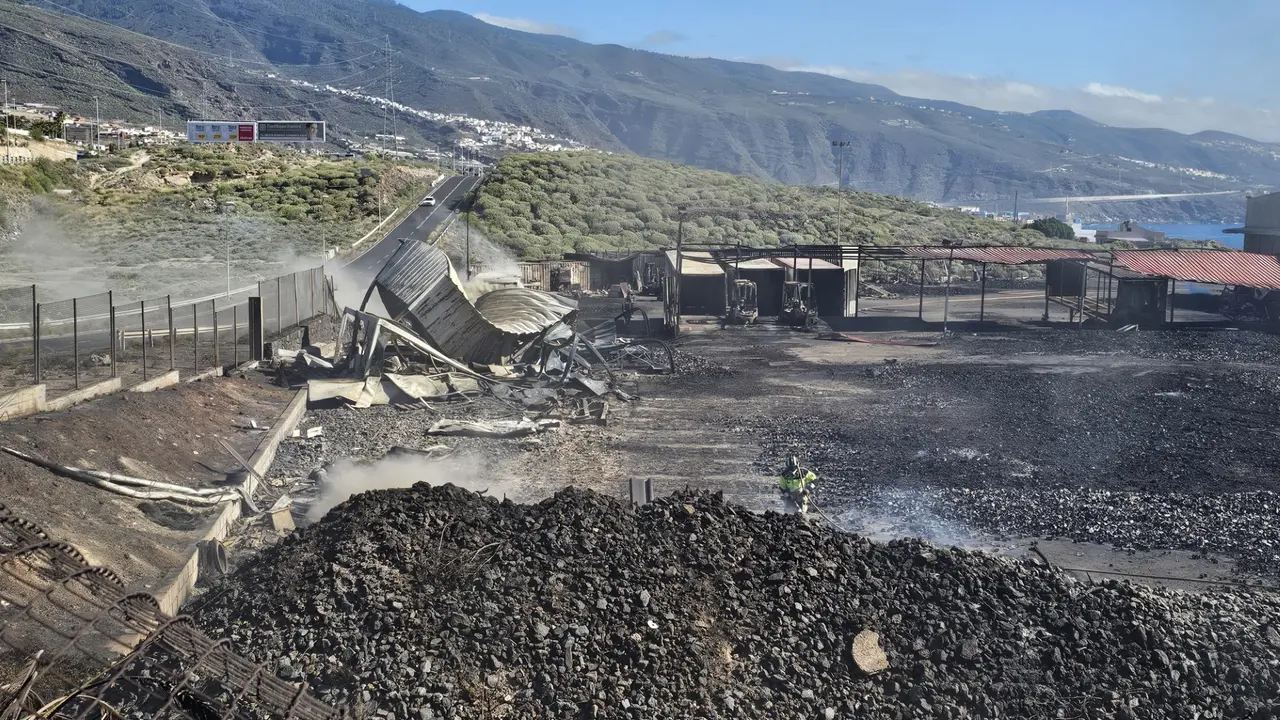 Esta ma&ntilde;ana los bomberos segu&iacute;an enfriando el lugar del incendio. / Norchi
