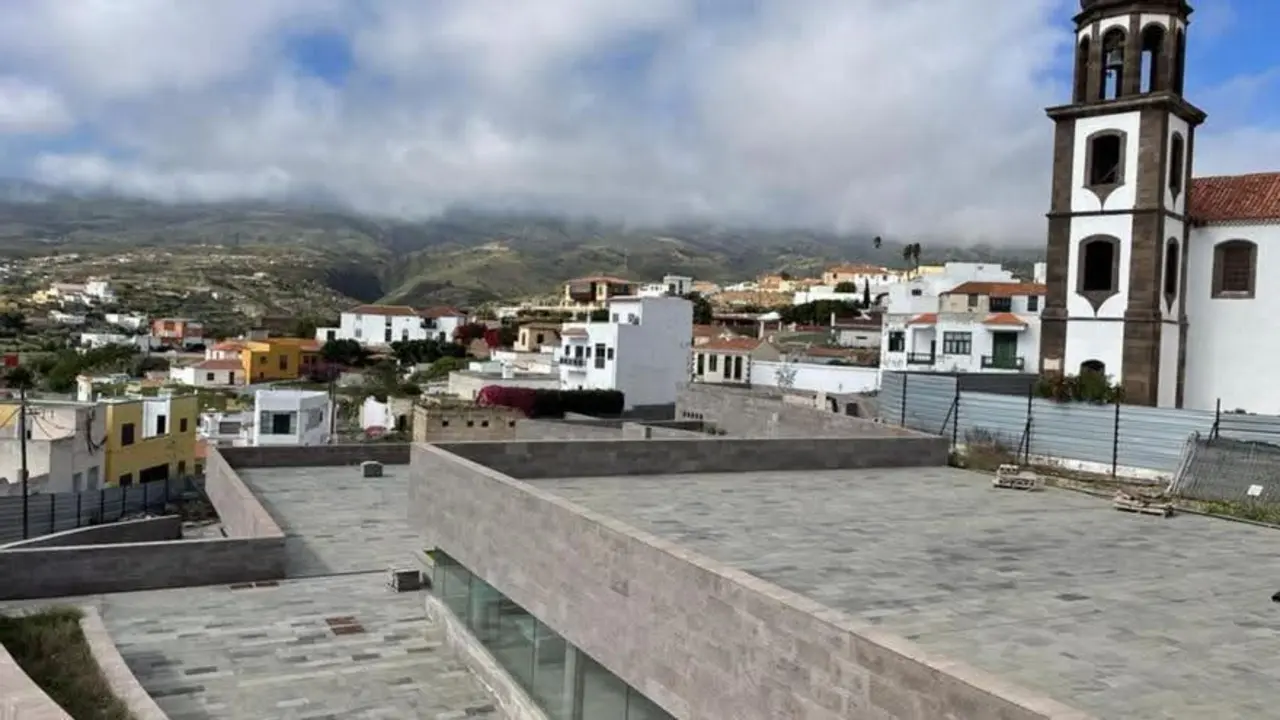 La plaza de la Villa sigue inacabada.