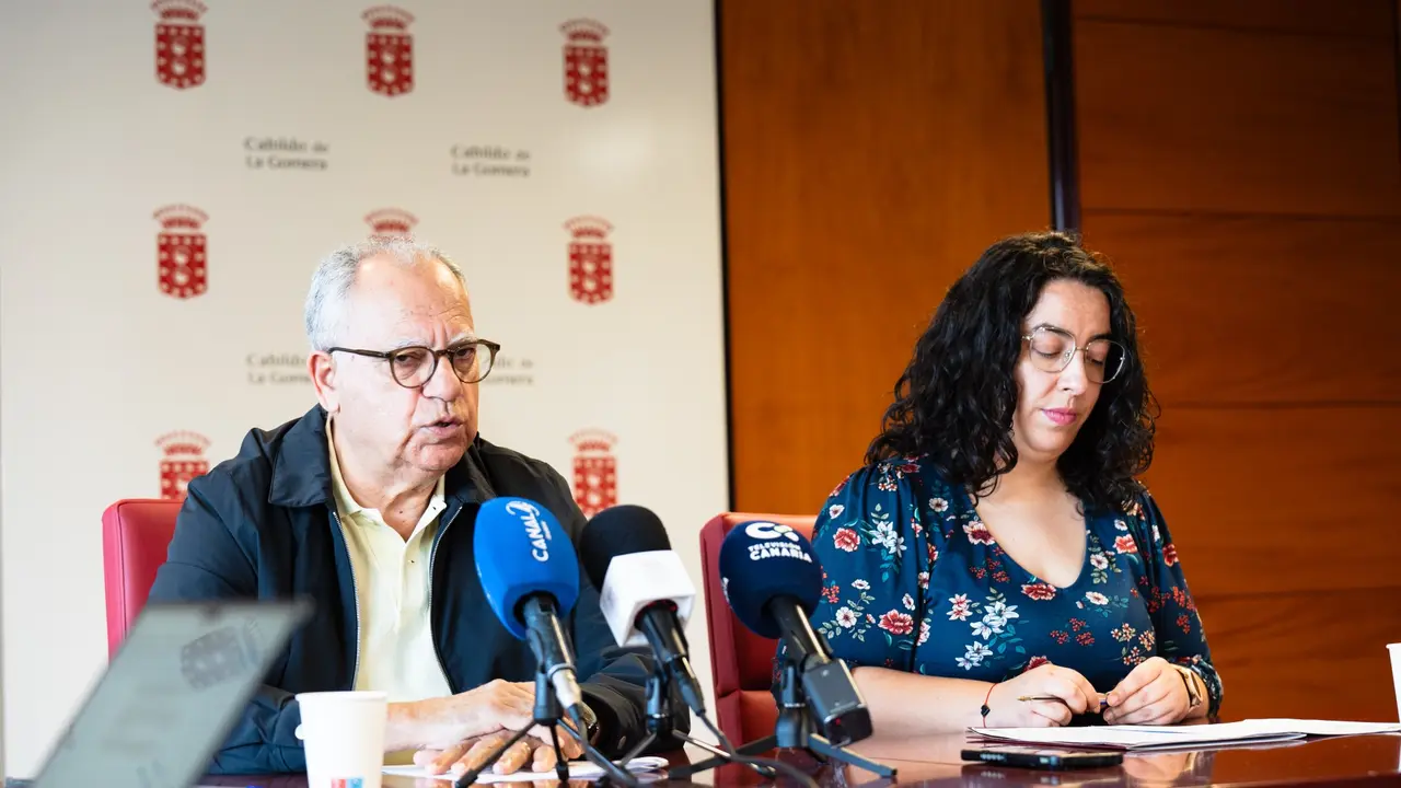 Casimiro Curbelo, presidente del Cabildo de La Gomera, y Cristina Ventura, consejera insular de Asuntos Econ&oacute;micos
