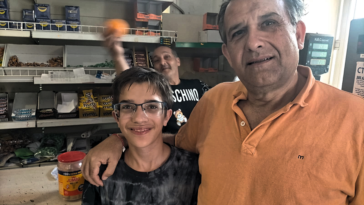 Iv&aacute;n con su orgulloso padre