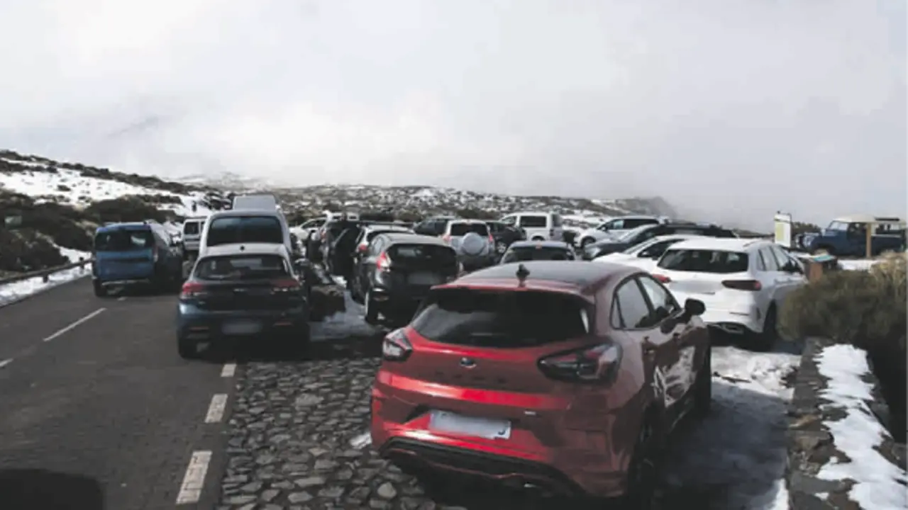 Veh&iacute;culos en los m&aacute;rgenes de la carretera