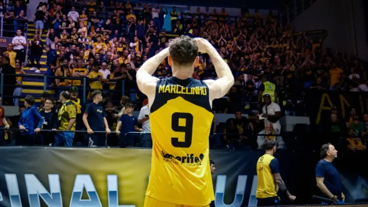 Marcelinho Hertas, de los pocos que se salvaron de la quema en el Canarias, agradece el apoyo de los 200  aficonados canaristas en Atenas.