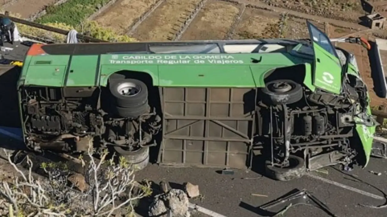 La guagua se sali&oacute; de la v&iacute;a y cay&oacute; unos veinte metros sobre la misma carretera
