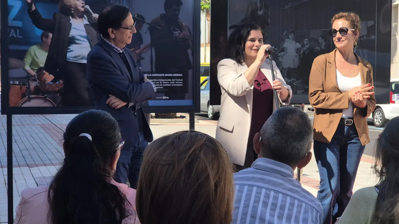 Presentaci&oacute;n de la exposici&oacute;n al aire libre sobre los cien a&ntilde;os de Mar&iacute;a M&eacute;rida