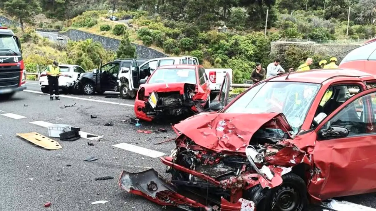 As&iacute; quedaron algunos de los eis veh&iacute;cyulos implicados en el accidente de Icod.