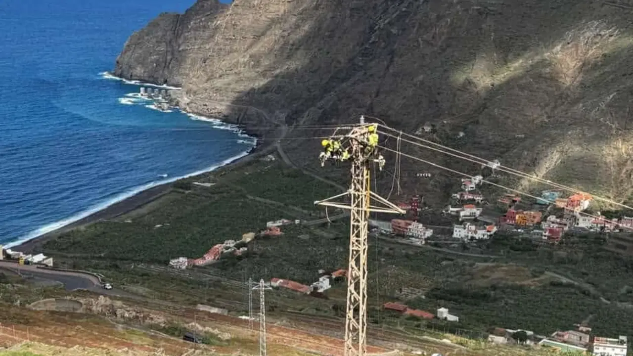 Torretas de luz en el valle de Hermigua.